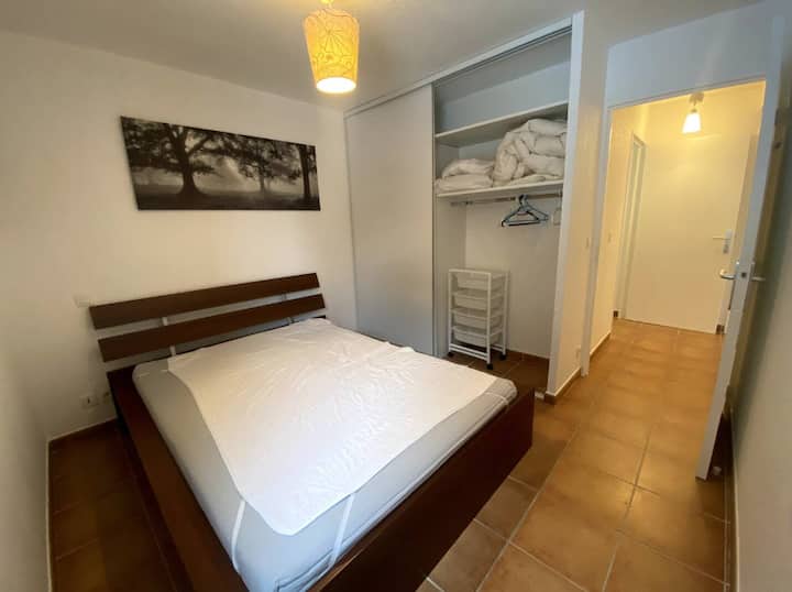 Con armario, persiana y calefacción. Edredón y almohadas disponibles. Separada de la sala de estar por un baño. 