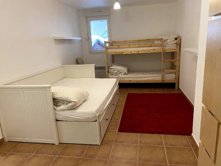 Una habitación muy grande de unos 17 m2 con capacidad para 4 personas, con una cama doble (140 x 200) y una litera (2 colchones individuales de 90 x 200). Con armario, persiana y calefacción. Edredones y almohadas disponibles. Lavadora. 