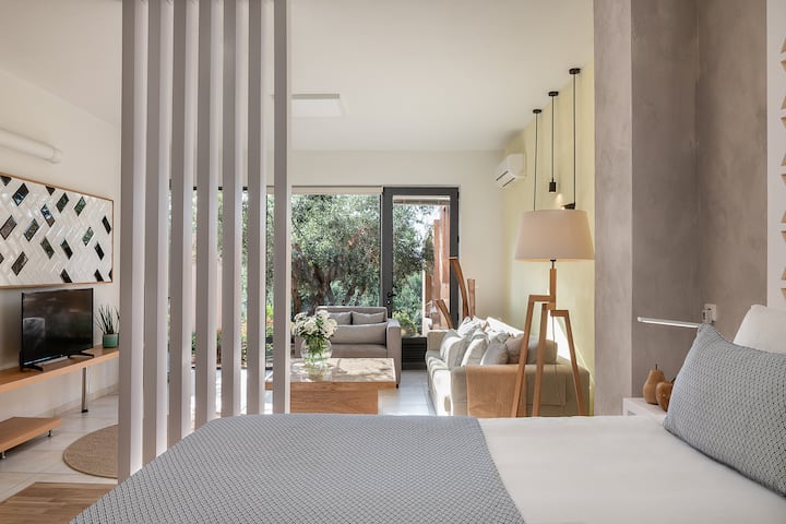 studio yenye nafasi kubwa na bafu la ndani na bustani ya kibinafsi