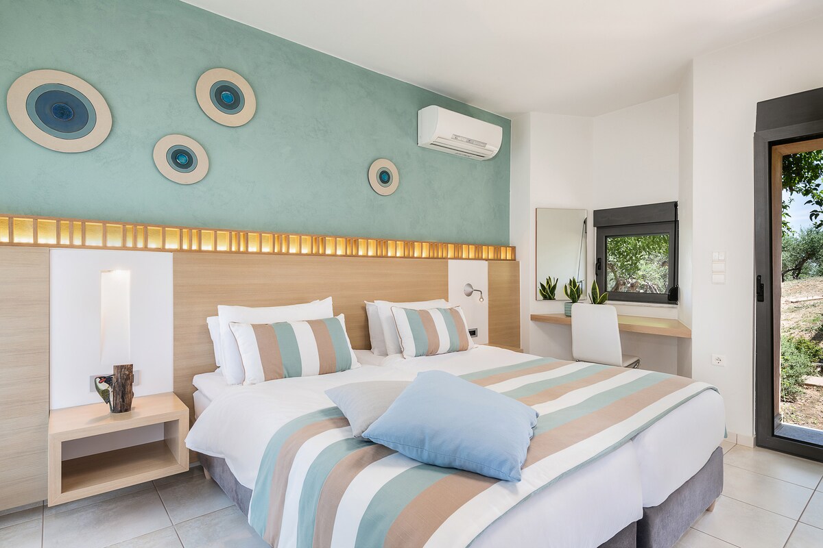 dormitorio con dos camas individuales y baño privado 