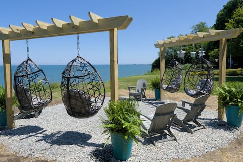 Tranquil Retreat at Water's Edge