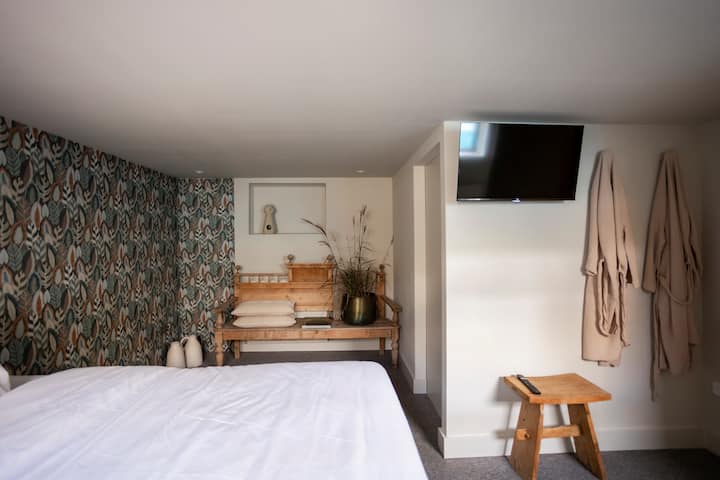 Ressort à double sommier avec literie d'hôtel. Télévision connectée et peignoirs.
