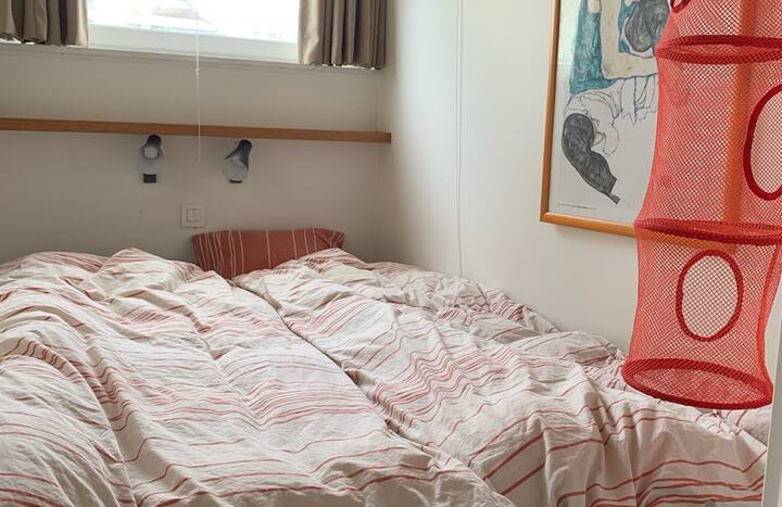 „Spálňa Bedstee“: od steny po stenu - široká 145 cm