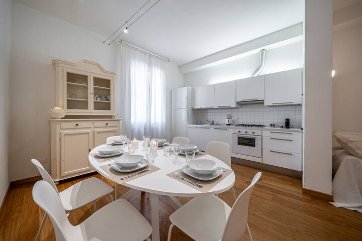 [Due Torri] – Central White Apartment gallery image 2