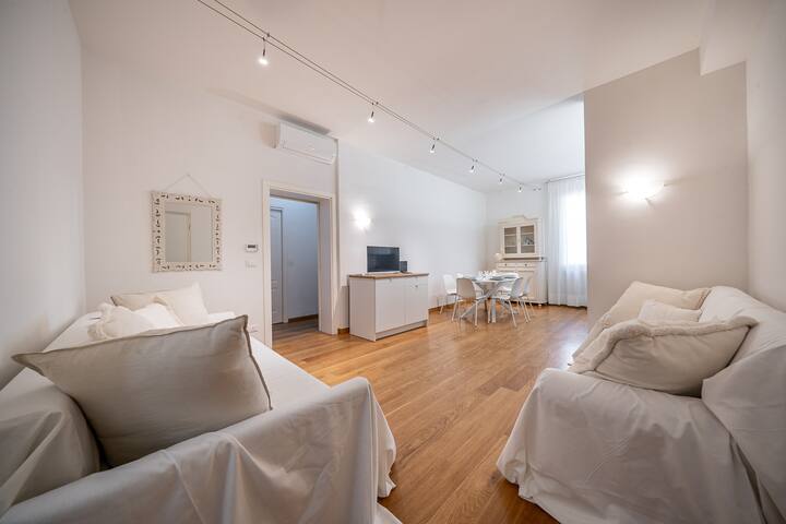 [Due Torri] – Central White Apartment gallery image 5