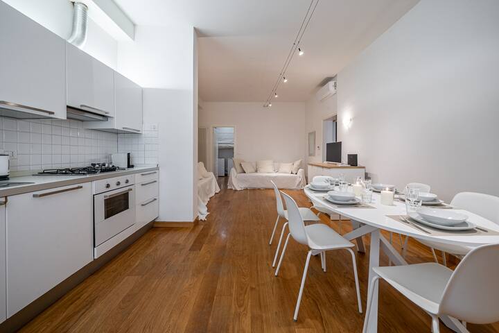 [Due Torri] – Central White Apartment gallery image 4