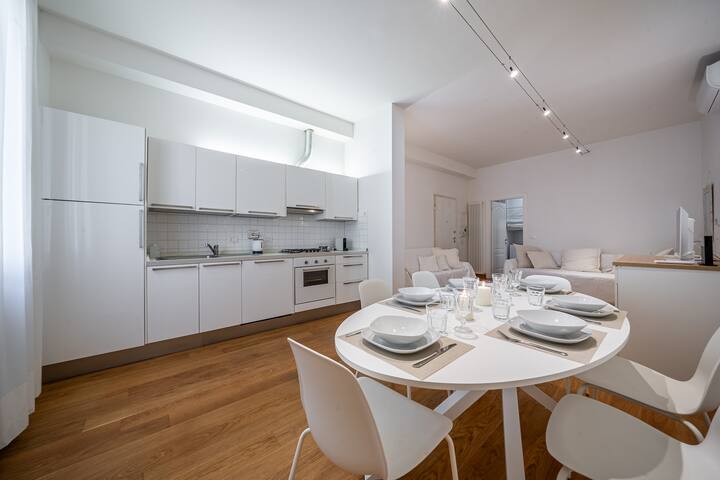 [Due Torri] – Central White Apartment gallery image 3