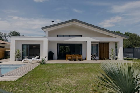 The Cove : New cozy modern villa with pool