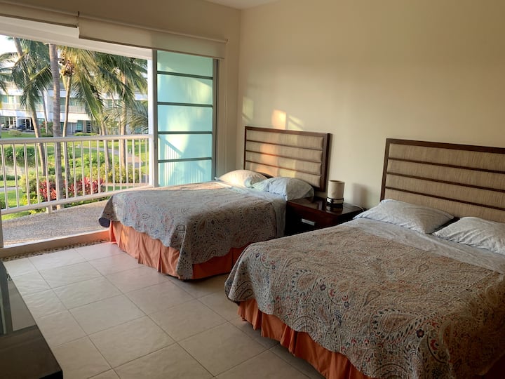 Втора соба со два брачни кревета, бања со тоалет, 2 плакара и балкон со поглед кон градините и езерото. 