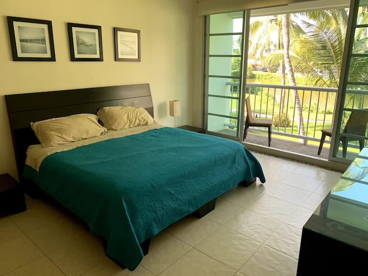 Главната спална соба на зајдисонце, со поглед кон градините, езерото и базенот. Има џакузи, плакар, два мијалника и туш и посебен тоалет.  