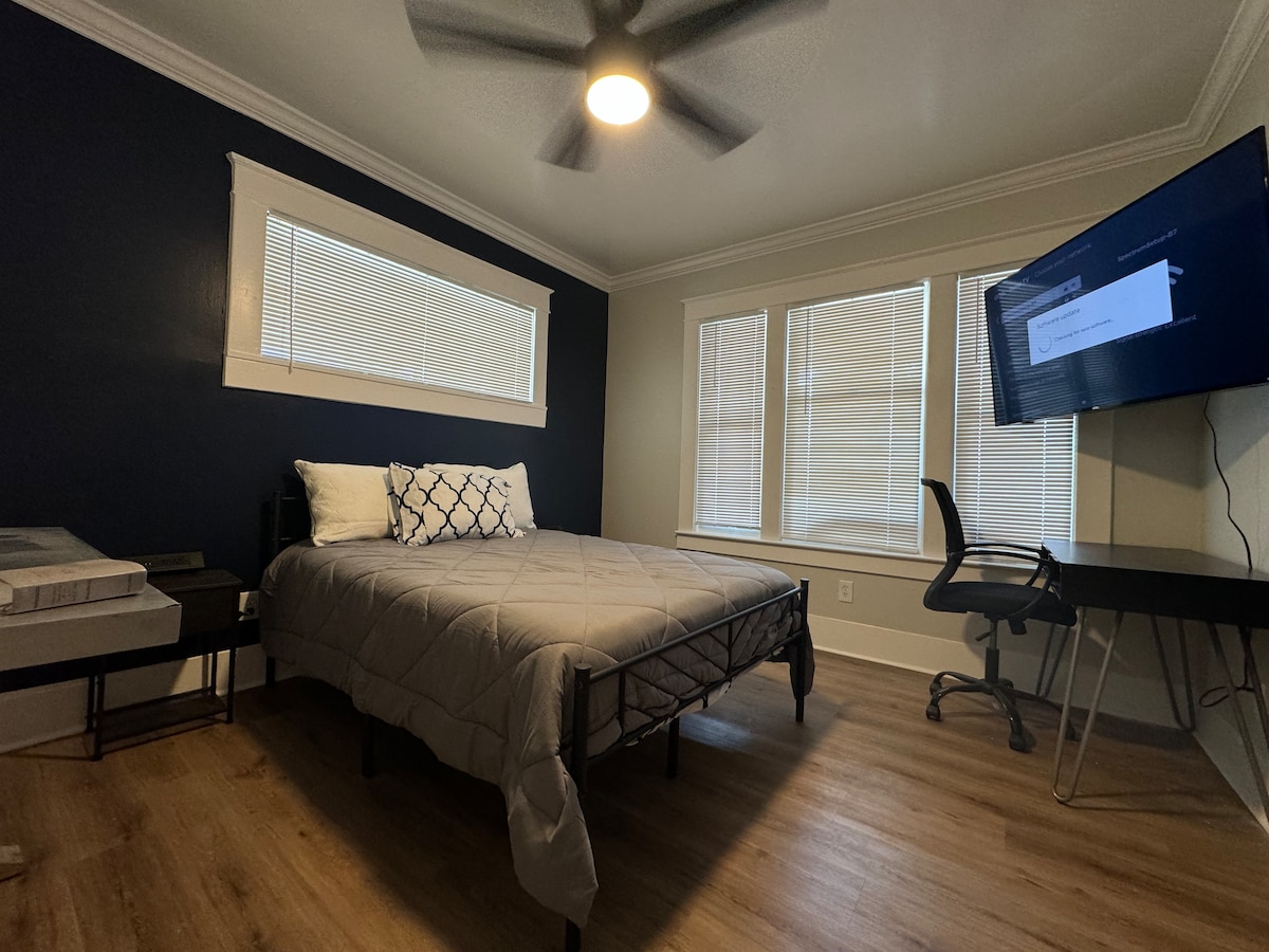 בחדר השינה שלנו יש מיטת קינג סייז מפוארת, מושלמת לשינה נינוחה בלילה. החדר כולל טלוויזיה לבידור, ושולחן עם כיסא, המספק פינת עבודה נוחה.