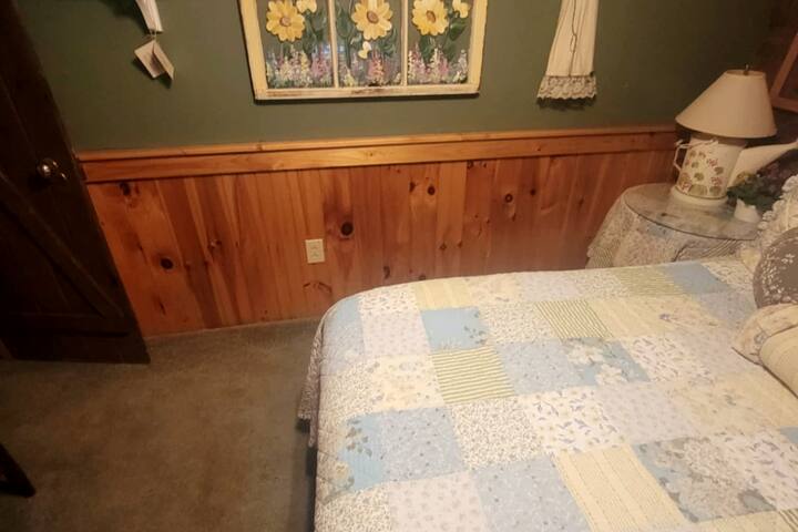 Bonita decoración ubicada en la habitación amarilla y azul. 