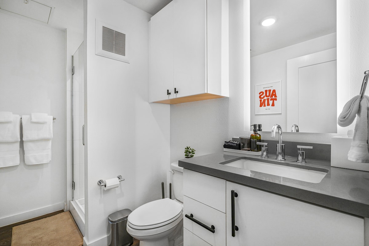 Cozy Loft | Near Rainey & 6th St, Lady Bird Lake