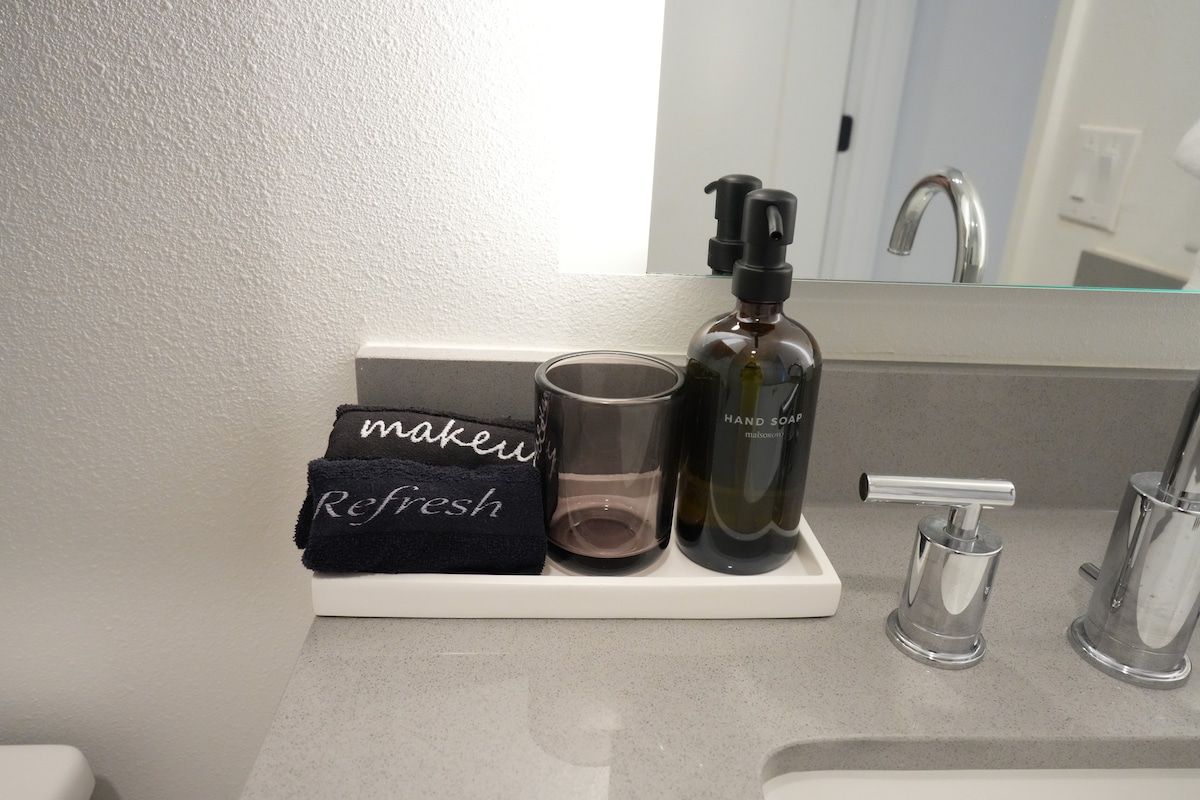 Cozy Loft | Near Rainey & 6th St, Lady Bird Lake
