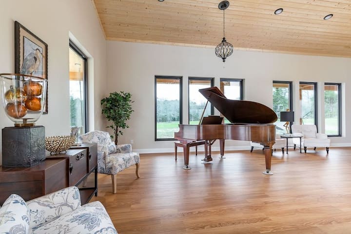 Blue Heron Lakeside Lodge | 5BR Retreat | Weddings