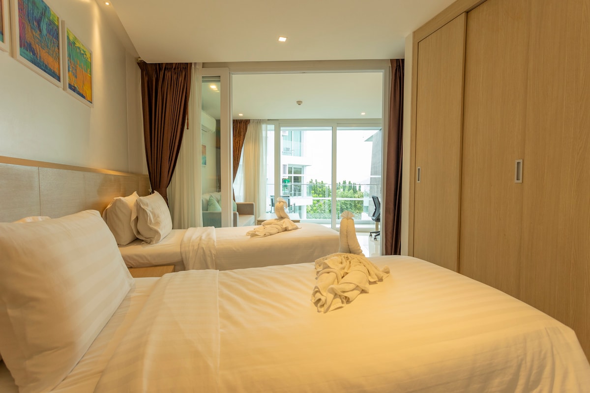 חדר שינה:
2 מיטות יחיד
מגבות
יחידת מיזוג אוויר