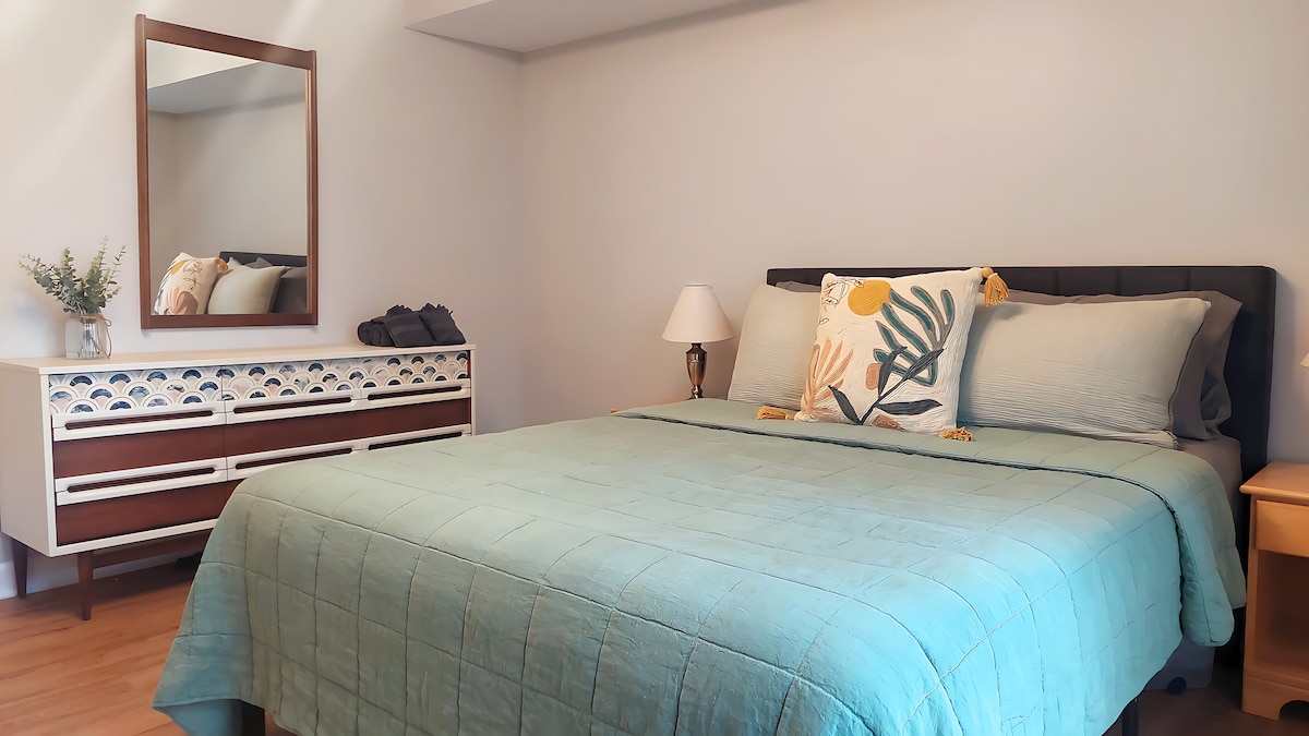 Брачен кревет (широк 150-179 см) со душек од мемори пена и тони складиште под креветот.  Приспособена фиока со 12 фиоки.  