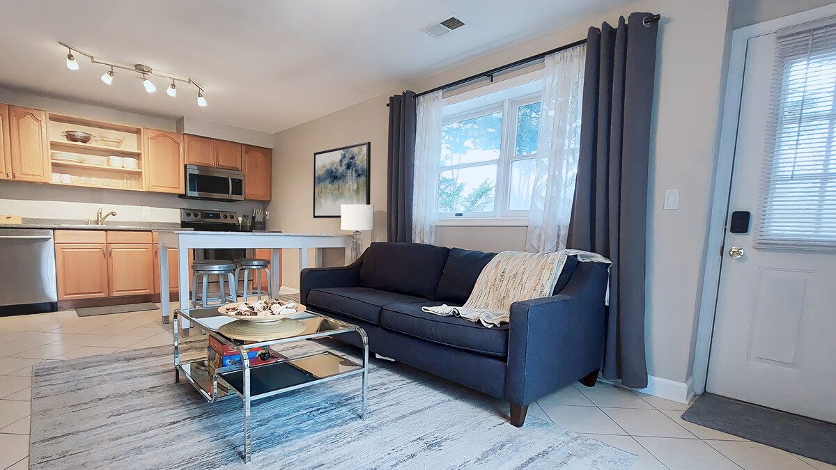 Целосно опремена кујна и удобен простор за седење со прекрасен поглед на приватен двор над 2 и соседни 12 хектари парк.  Кауч на извлекување со брачен кревет и удобен душек од мемори пена.