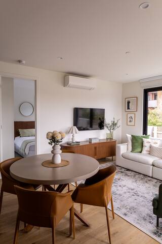 Modern apartment with Park views in Cheltenham