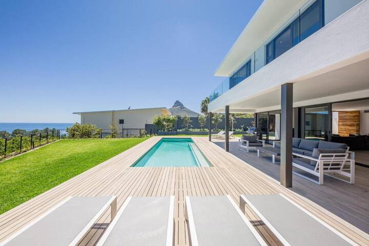Spectacular 6-Bedroom Oasis in Camps Bay gallery image 2