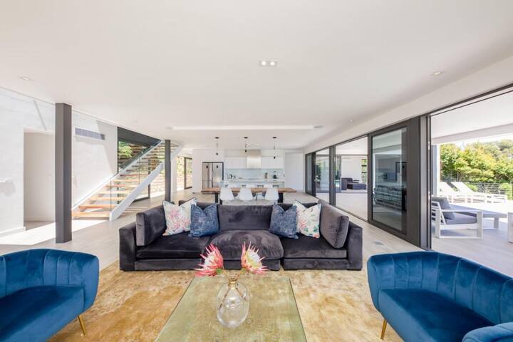 Spectacular 6-Bedroom Oasis in Camps Bay gallery image 4