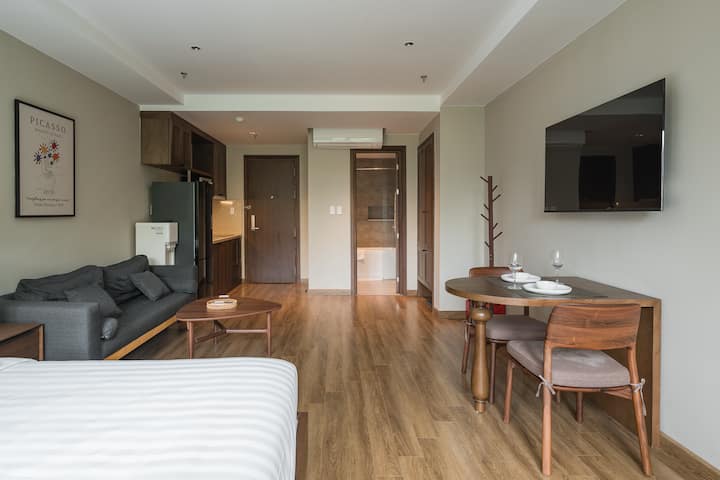 Modern And Spacious Studio With Street View - 하노이