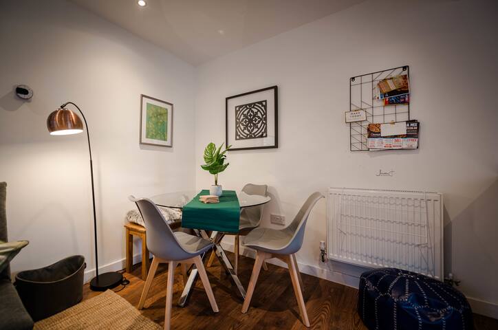 *Lovely, central apt for 6 > FREE on-site parking! gallery image 5