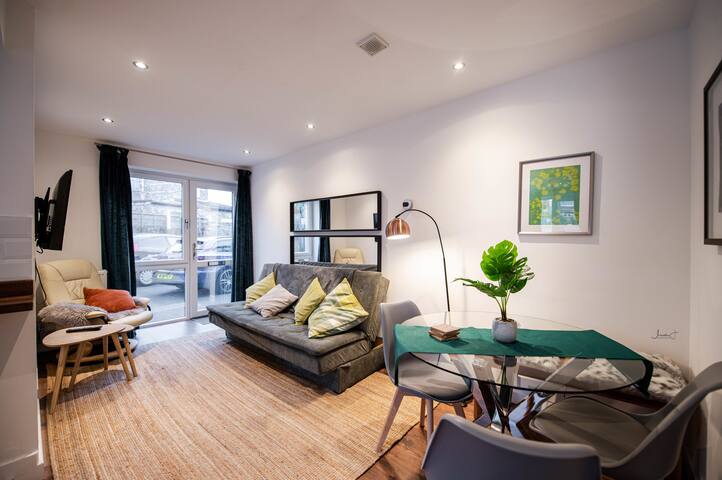 *Lovely, central apt for 6 > FREE on-site parking! gallery image 2