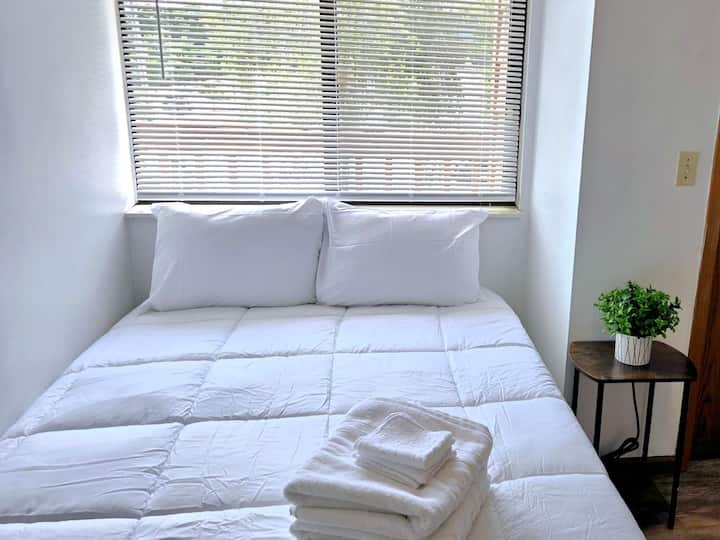 ห้องนอนกว้างขวางและห้องน้ำส่วนตัวเพื่อความสะดวกสบายและเป็นส่วนตัว นอนหลับอย่างสงบบนผ้าปูที่นอนใหม่ภายใต้ผ้าห่มที่นุ่มสบาย เพลิดเพลินกับ Roku TV เพื่อสตรีมมิ่ง ไม่ว่าจะเพื่อการทำงานหรือการพักผ่อนพบกับความสบายและความสบายในแอครอน