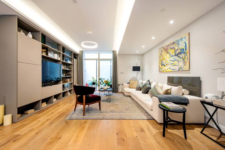 Three Bed, Luxurious Leicester Square Duplex gallery image 2