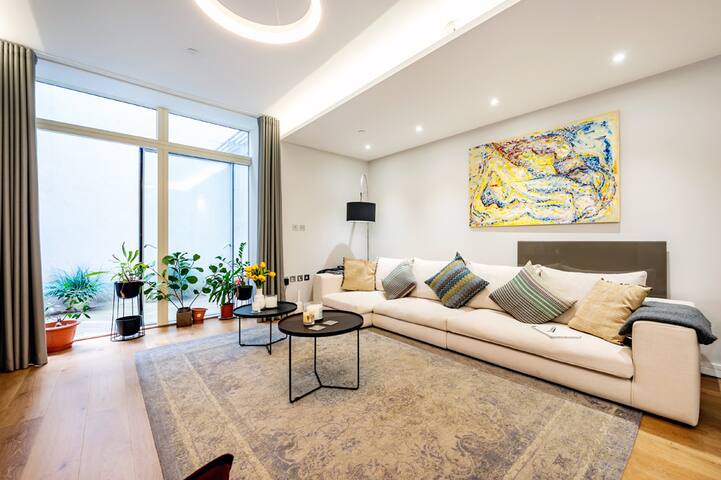 Three Bed, Luxurious Leicester Square Duplex gallery image 3