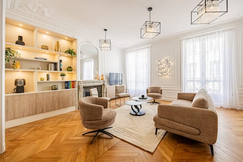 EG: Luxurious, Champs Elysée Arc de Triomphe