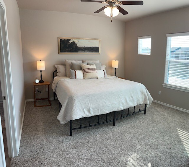 سرير بحجم كبير مع تلفزيون ذكي وحمام خاص.