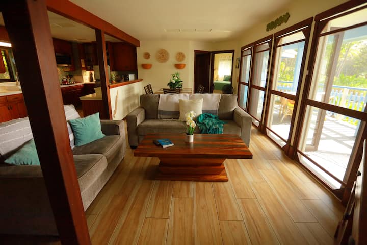 Მისაღები ოთახი. კორდაროის ორი ფუტონი კომფორტული სრული ზომის მატრასია, საწოლის თეთრეული კი ქვედა კარადებშია. 