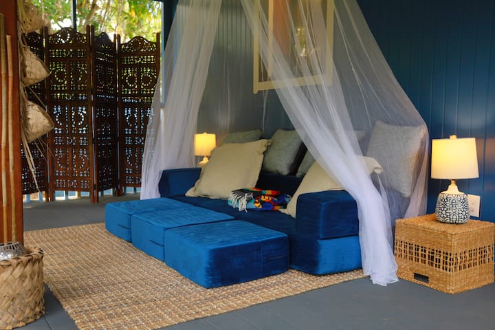 Უკანა ლანაის გარე საცხოვრებელი სივრცე. Დივანი გადადის ორადგილიან საწოლზე გარედან „გლემპინგისთვის“. Არ არის ოფიციალური საწოლი, მაგრამ ხელმისაწვდომია 2 თავგადასავლების მოყვარული სტუმრისთვის. 