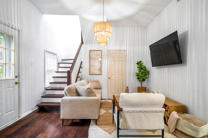 Spacious 3 bedroom Apt / 5 min from Wrigleyville