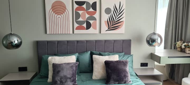 Kitanda cha ukubwa wa King na godoro zuri. Meza ya choo iliyo na kioo kikubwa. Mwangaza anuwai ili kuunda mazingira mazuri katika chumba cha kulala. Vitambaa vya kitanda vyenye ubora wa hali ya juu. WARDROBE kubwa kwa ajili ya mali yako. Pasi na ubao wa kupiga pasi.