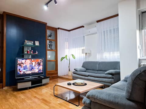 Central 110m2 apartment with free parking!