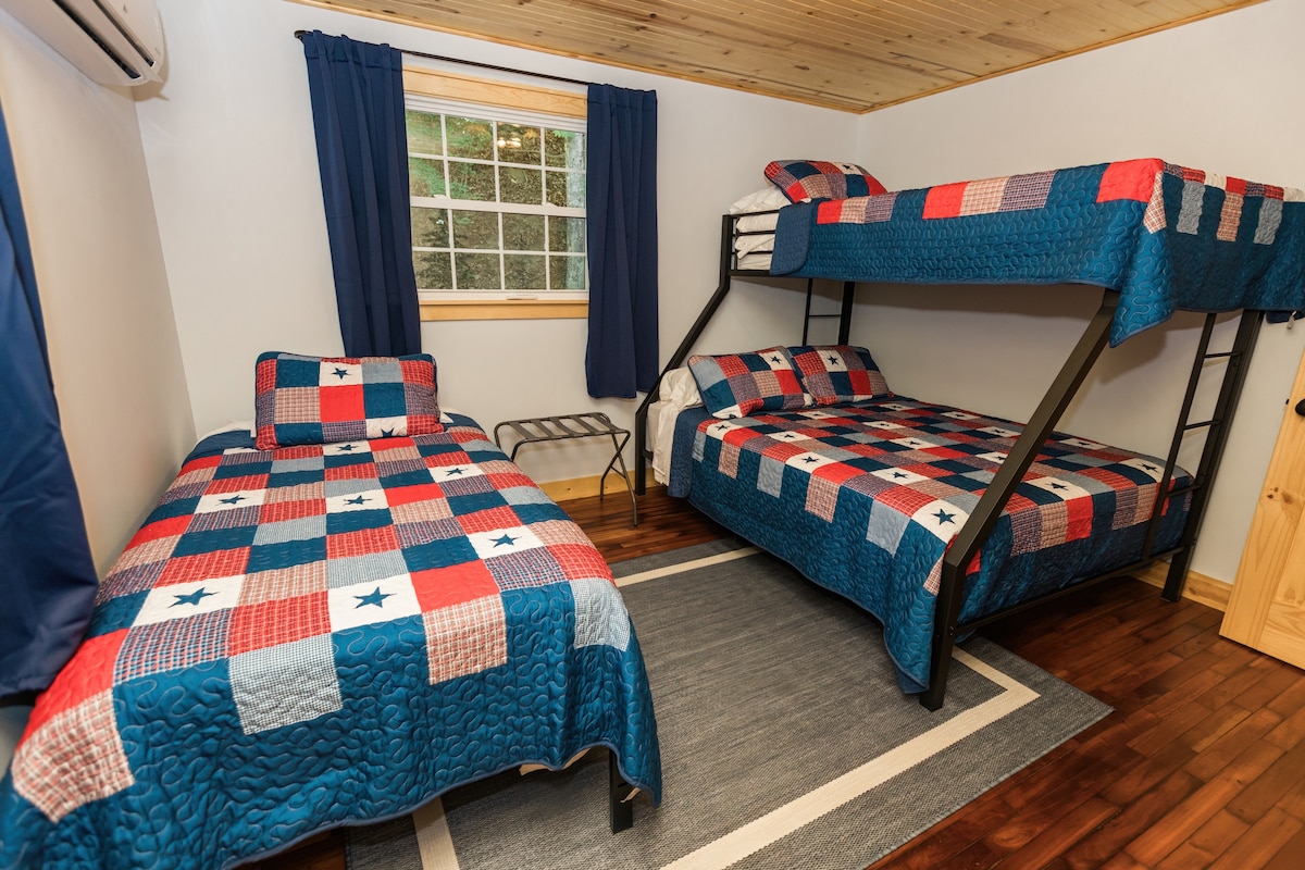 Twin XL over Queen bunk dhe Twin XL me bagazhe nën të; për rehatinë tënde, ne ofrojmë 2 jastëkë për person;