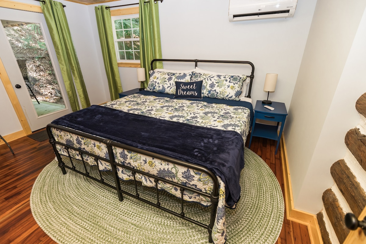 Krevat dopio "king size" me valixhe nën të; abazhurët kanë priza usb për pajisjet e karikimit; qasje në verandën e pasme për qasje private në vaskë me hidromasazh.