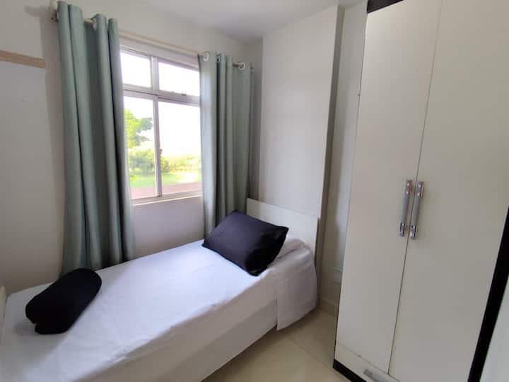 Единечен кревет (широк 150-179 см) + 1 дополнителен нов душек. Нови перници и чаршафи.