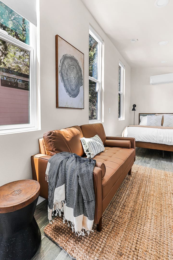 Honey Locust Tiny Home At Cave Springs - McCloud, CA
