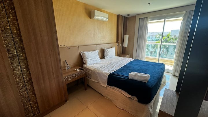 标准双人床、衣柜和两个源头。