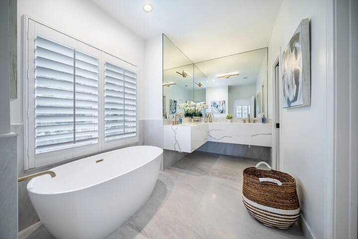 Southern Comfort I Pool Spa I Billiards I Fire Pit gallery image 4