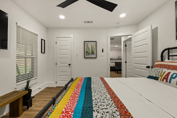 Dhomë gjumi për vizitorët me krevat dopio "Queen" dhe televizor inteligjent Roku 55"