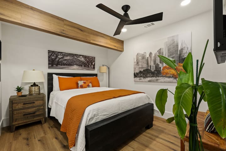 Dhomë gjumi kryesore me krevat dopio "Queen", televizor inteligjent Roku 55 'dhe banjë ensuite