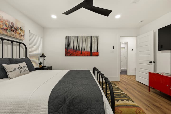 Dhomë gjumi për vizitorët me krevat dopio "Queen" dhe televizor inteligjent Roku 55"