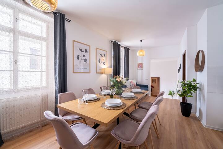 3BR + 2 BATH + PATIO – 100m to Old Town Square gallery image 2