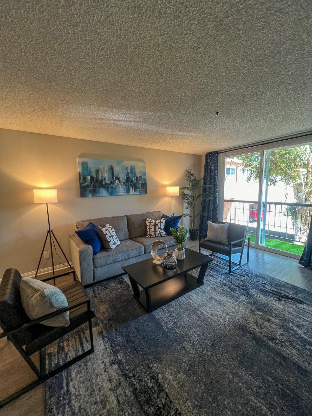 - Comfortabele stoelen 

- Slaapbank

- 4K hd-tv