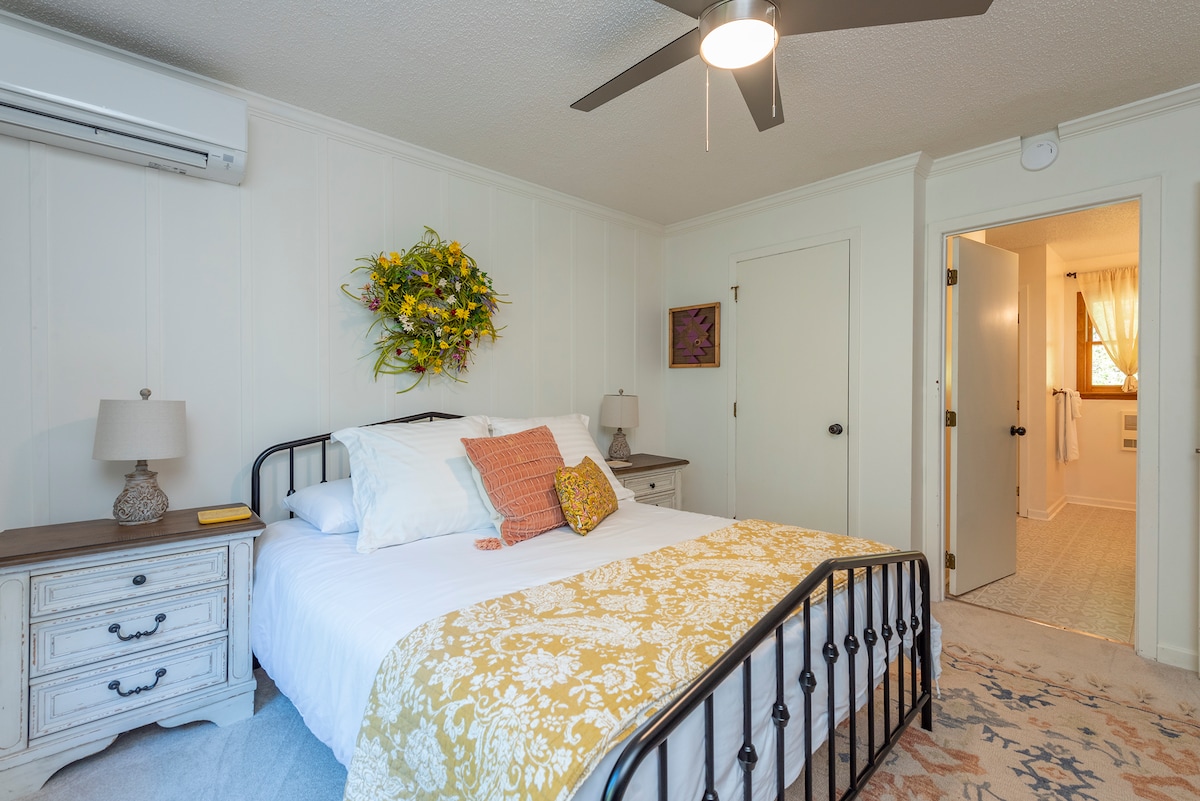 Niveli kryesor i dhomës së gjumit "Queen" me suitë të bashkangjitur - Vetëm në dush - Mini ndarje në dhomën e gjumit. 